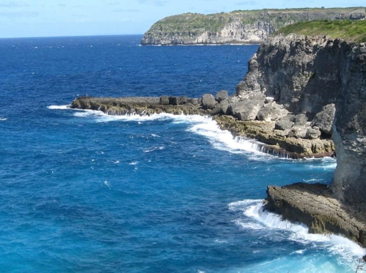 Littoral et falaises de Guadeloupe face à l’océan.